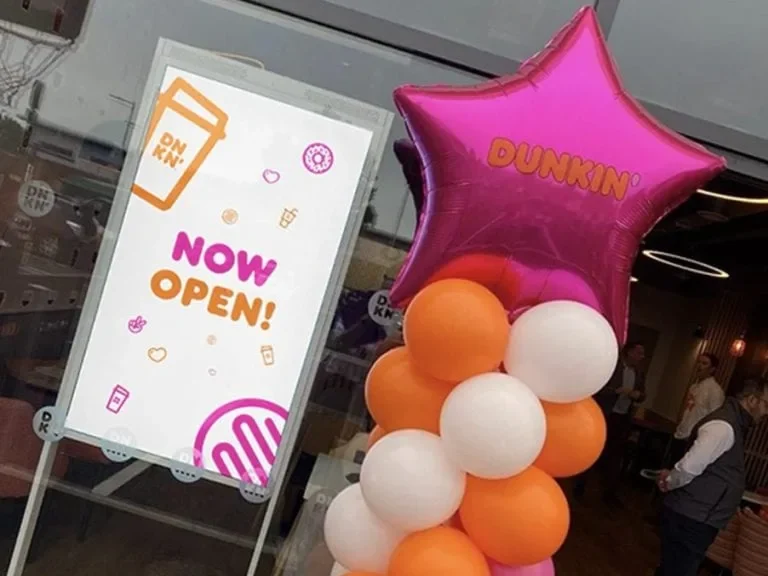 Stremo-scherm in een winkel van Dunkin' Donuts